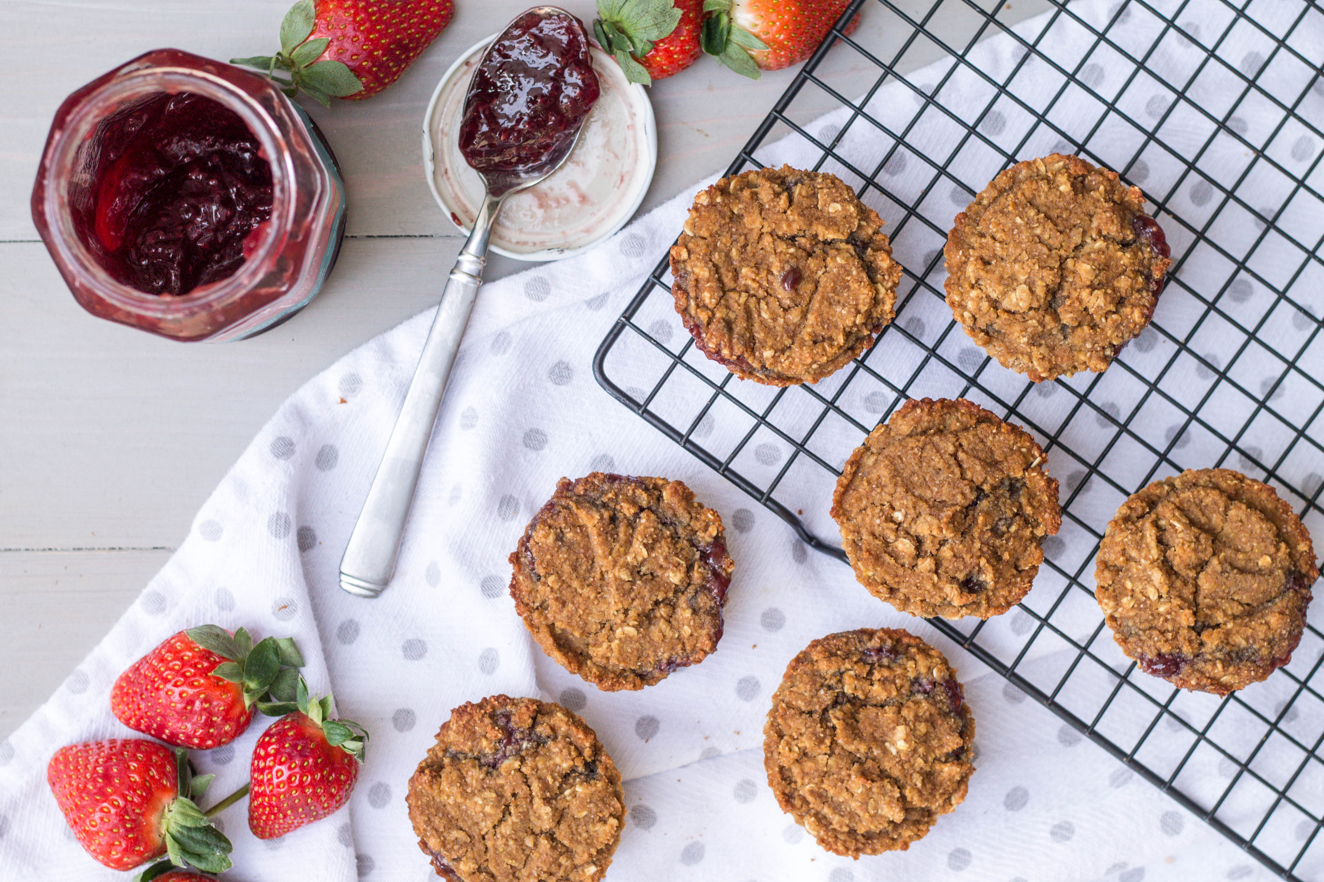 Jelly Filled Oatmeal Muffins & What to Eat for Breakfast | read more at happilythehicks.com