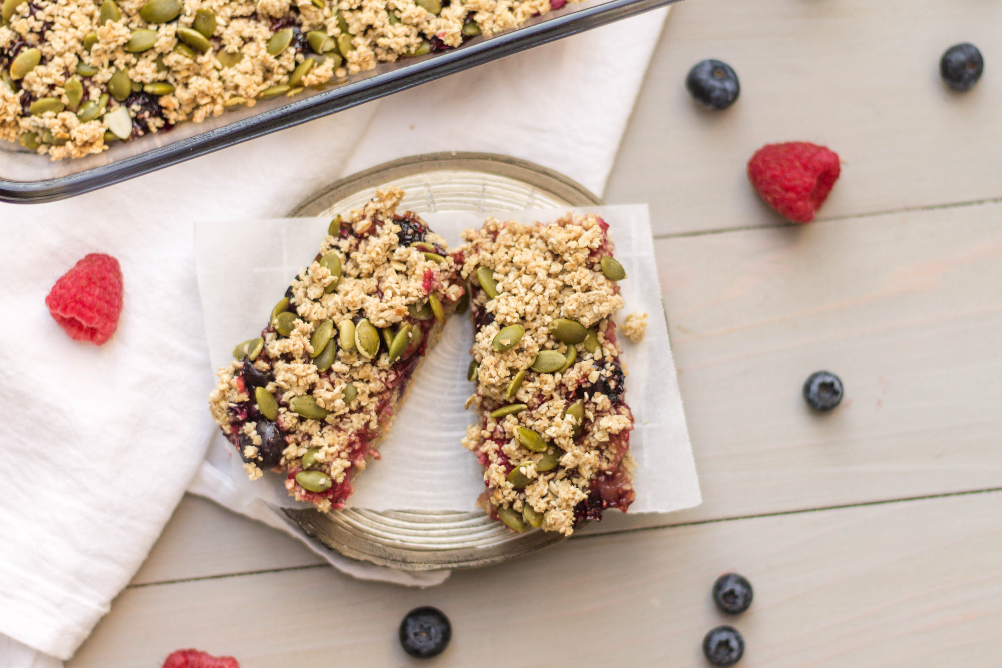 Read all about how to meal prep like a boss, and check out the recipe for these delicious berry breakfast bars! | read more at happilythehicks.com