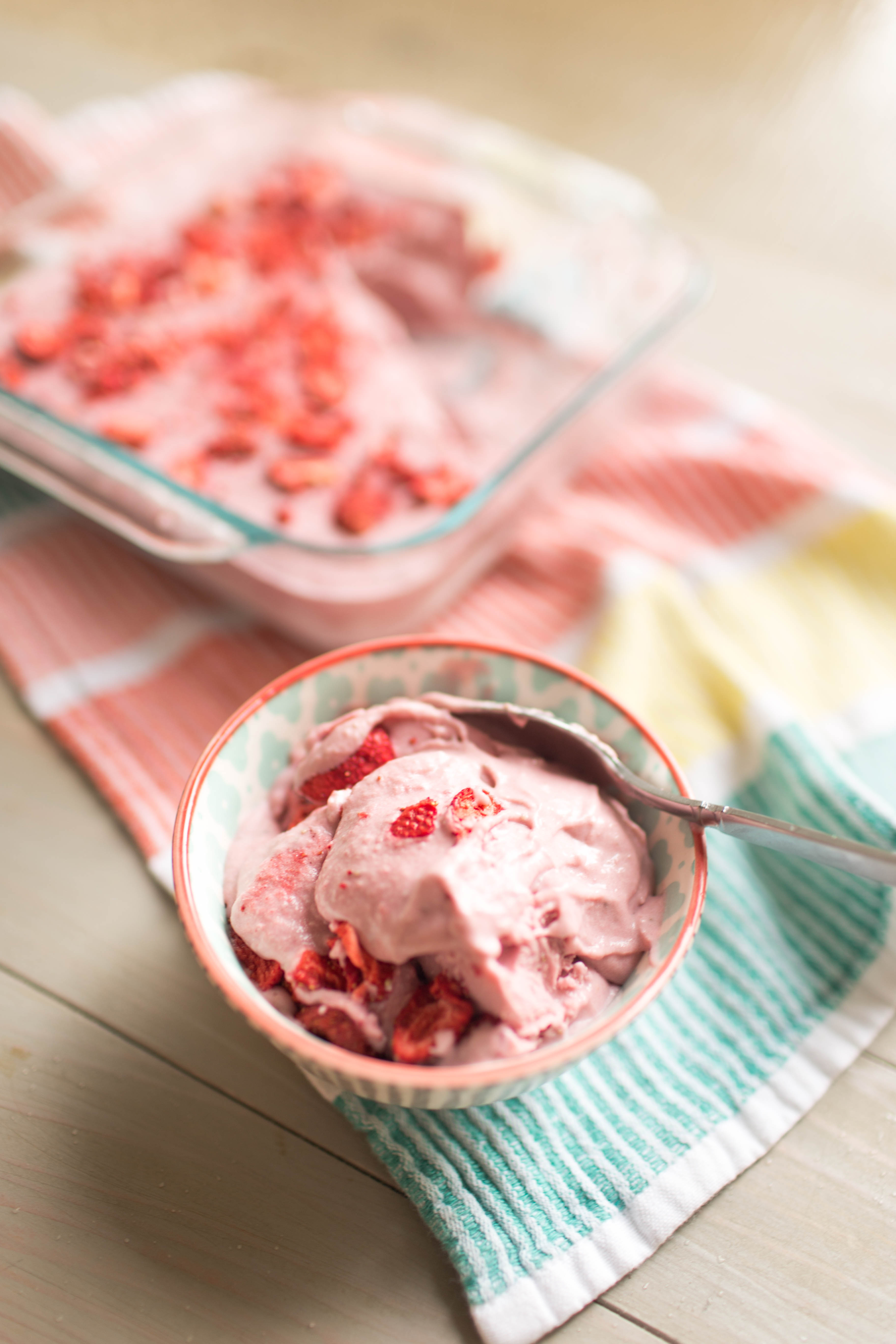 This strawberries and "ceam" paleo ice cream is the perfect treat to enjoy this summer! | read more at happilythehicks.com