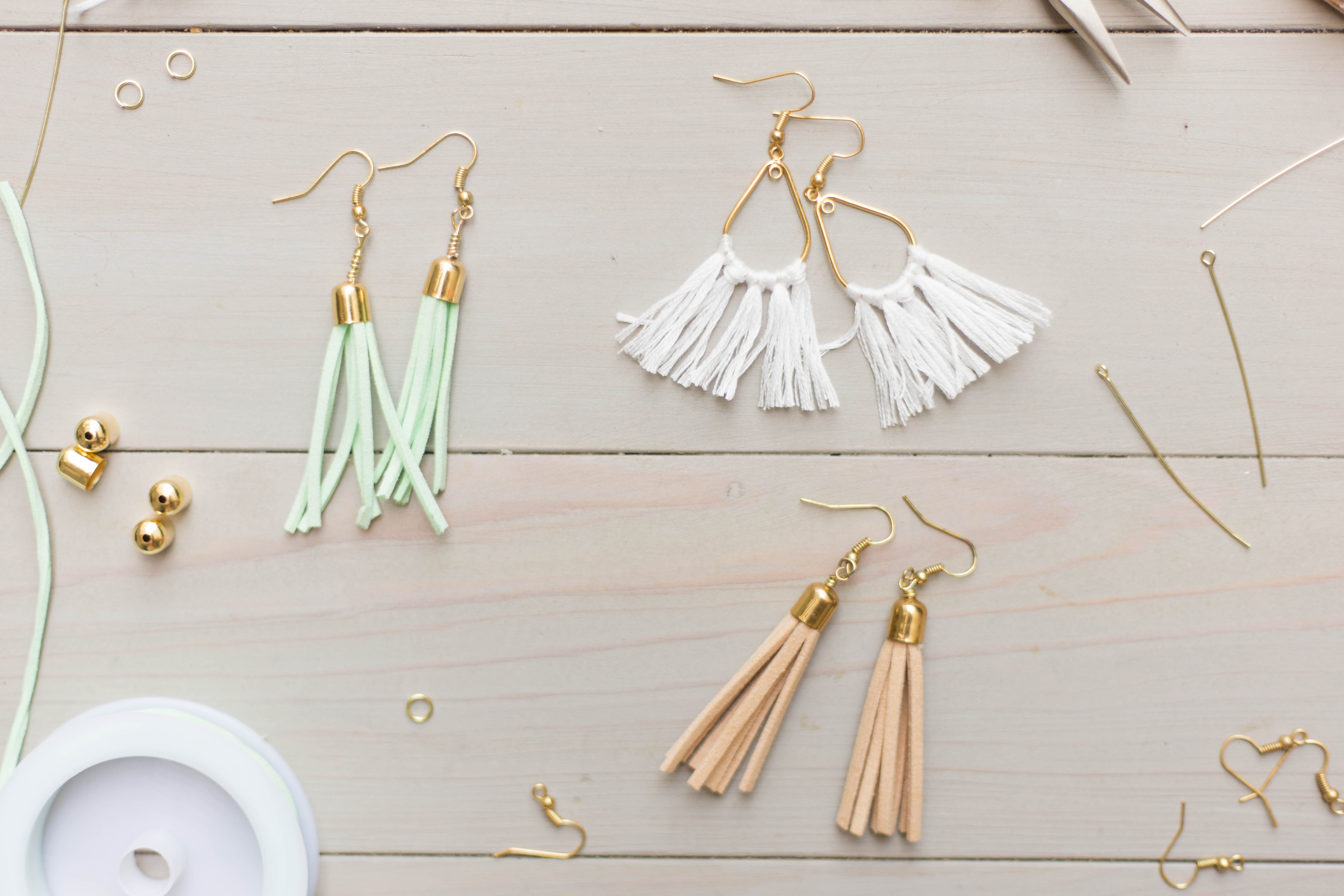 Check out these super cute DIY tassel earrings that are so easy to make! Perfect for your next summer accessory. | read more at happilythehicks.com