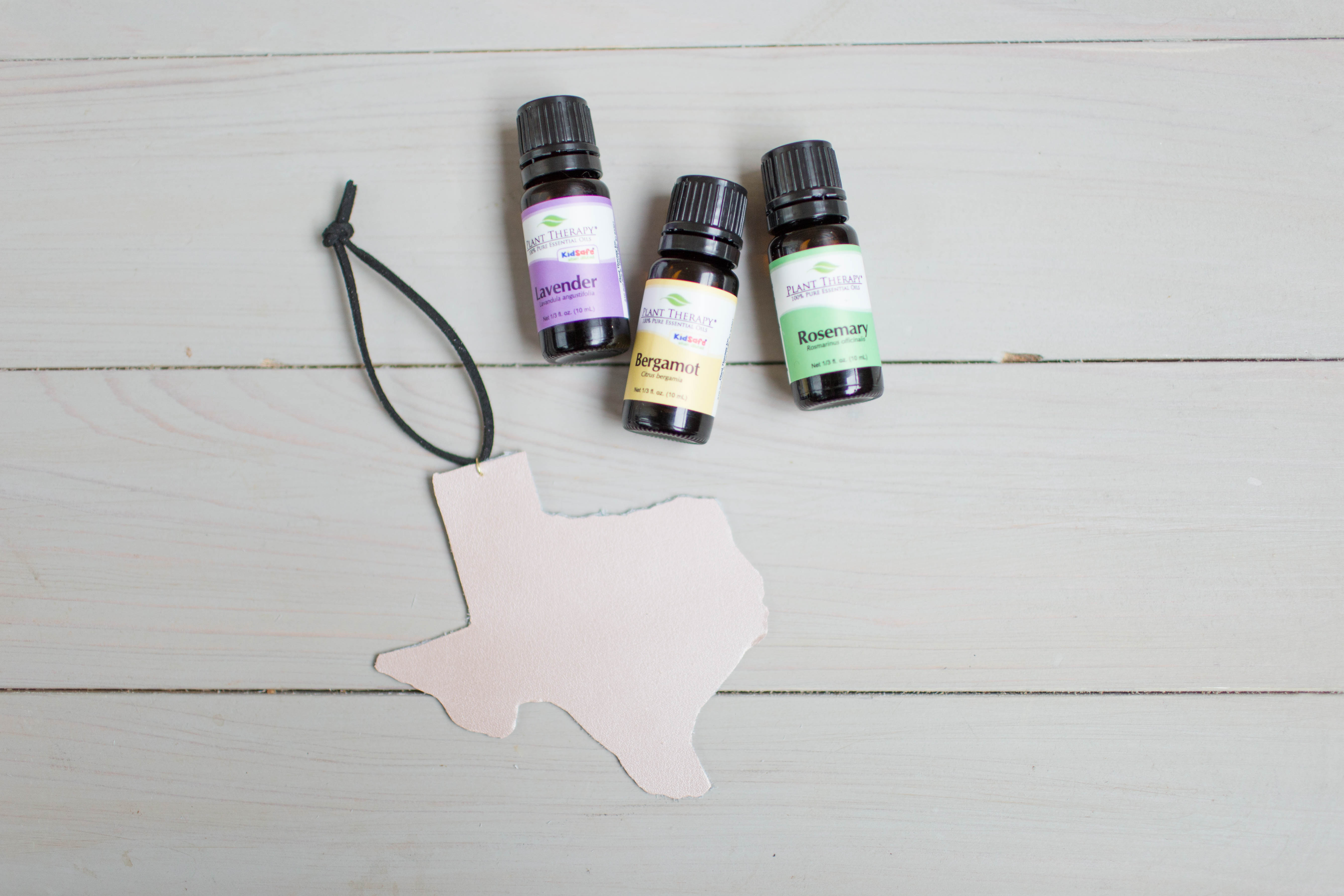Make your own leather essential oil diffusers in just a few easy steps! | read more at happilythehicks.com