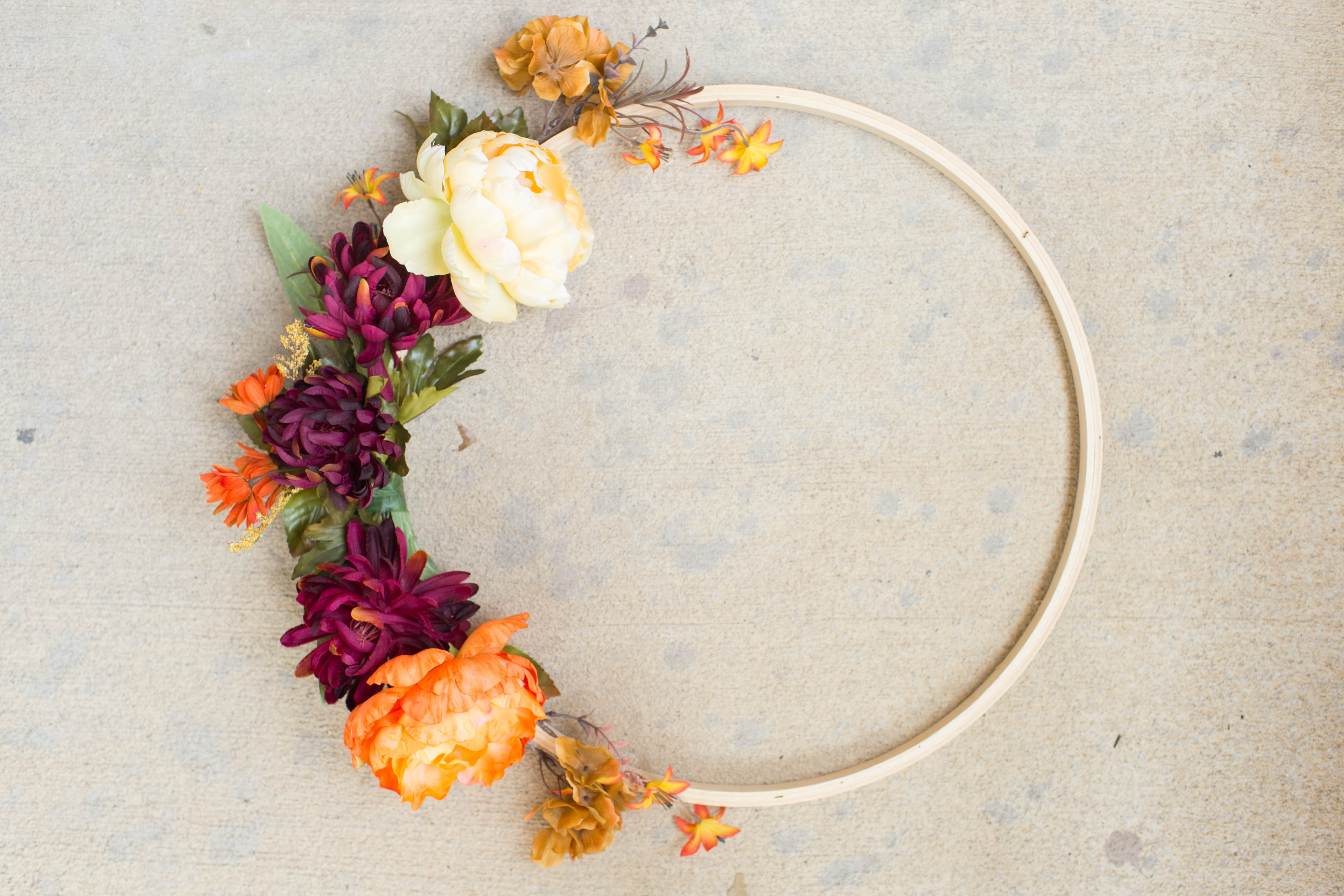 This DIY fall hoop wreath is SO easy to make, and a great addition to your fall decorations. | read more at happilythehicks.com