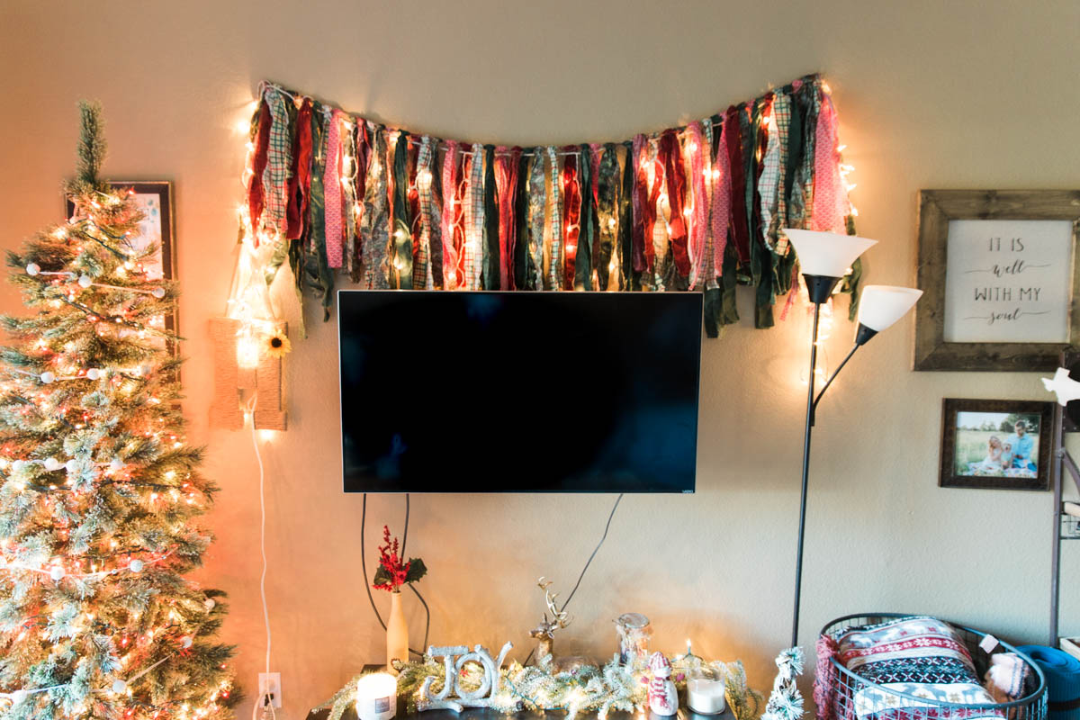 Deck the halls with these easy holiday decor ideas! | read more at happilythehicks.com