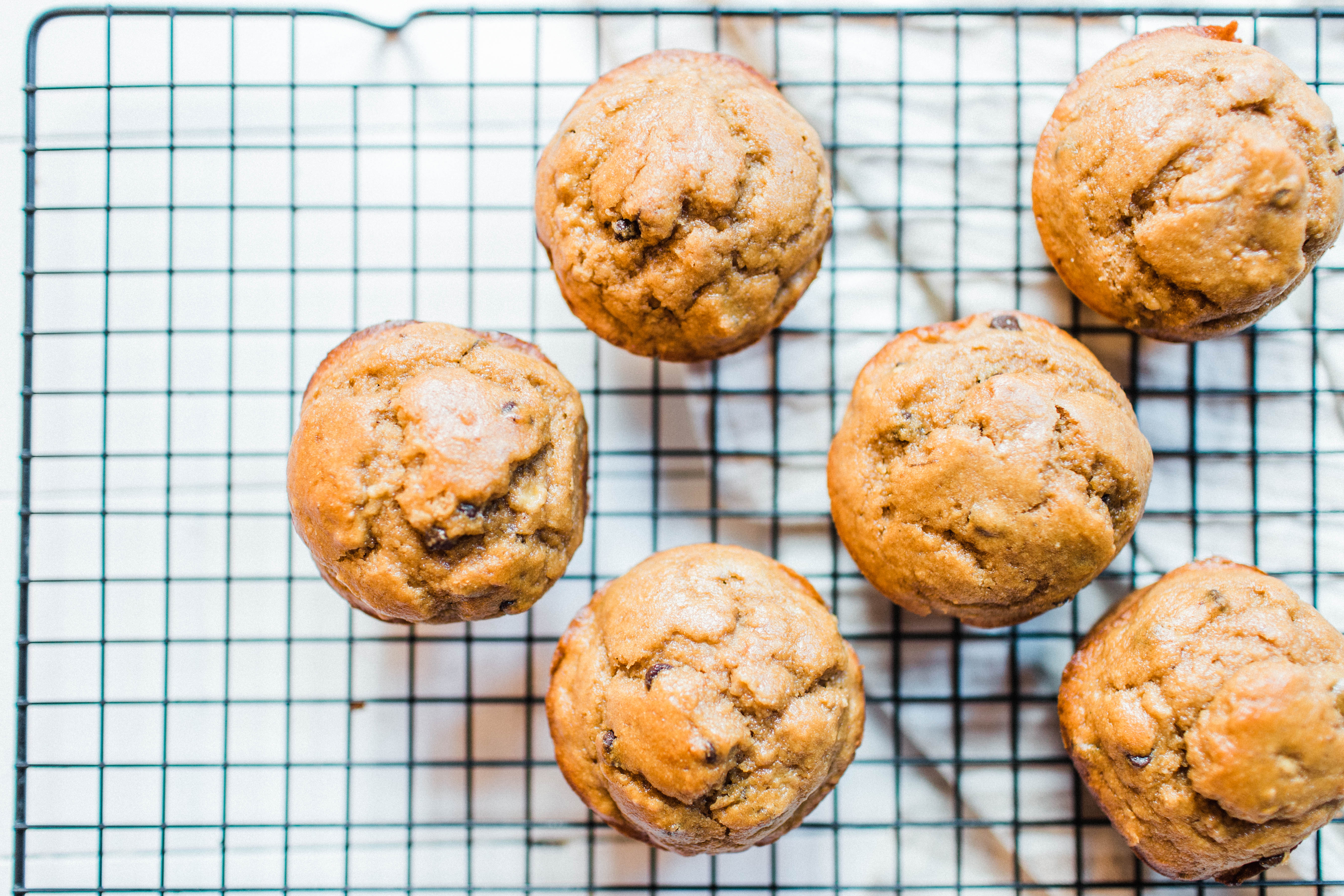 Peanut butter banana Kodiak Cakes muffins! | read more at happilythehicks.com