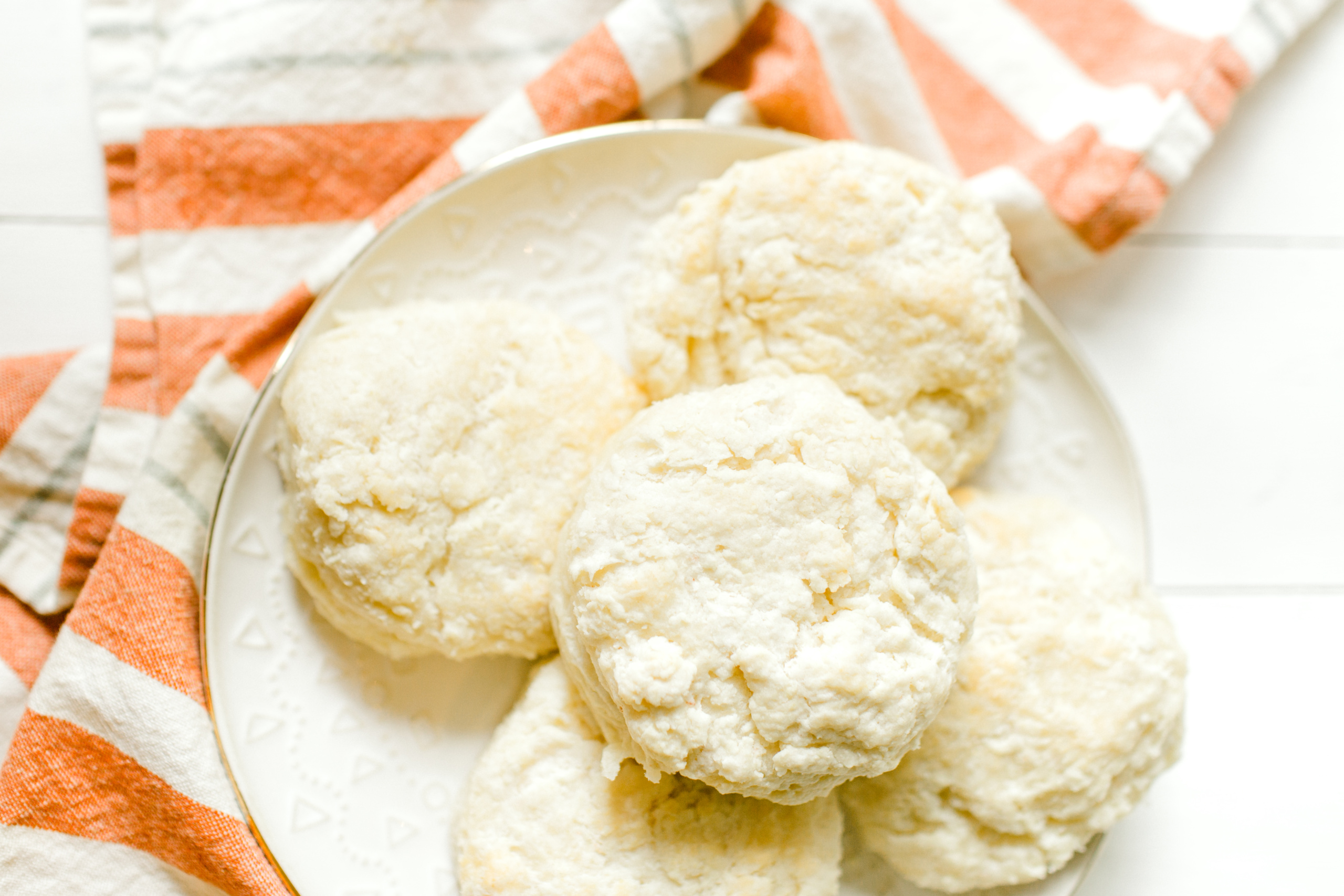 Ultimate Fluffy Biscuits | read more at happilythehicks.com
